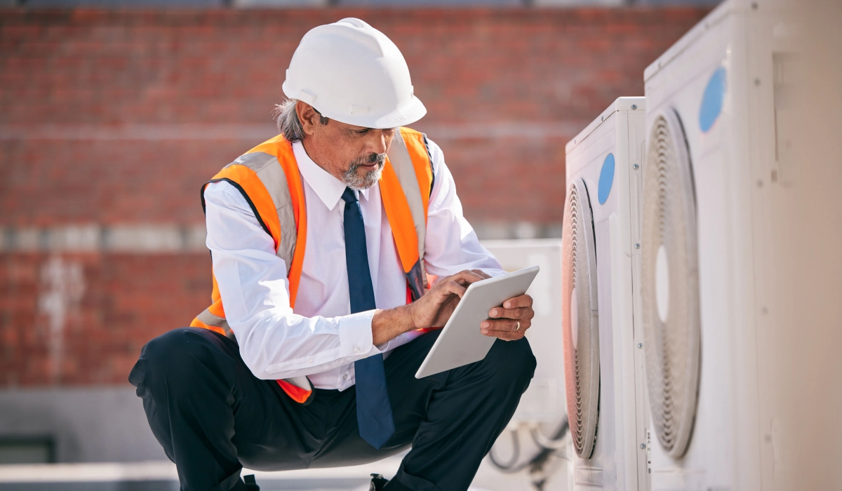 Profesyonel ve Garantili Klima Montajı Hizmeti 1 air conditioner roof and engineering man
